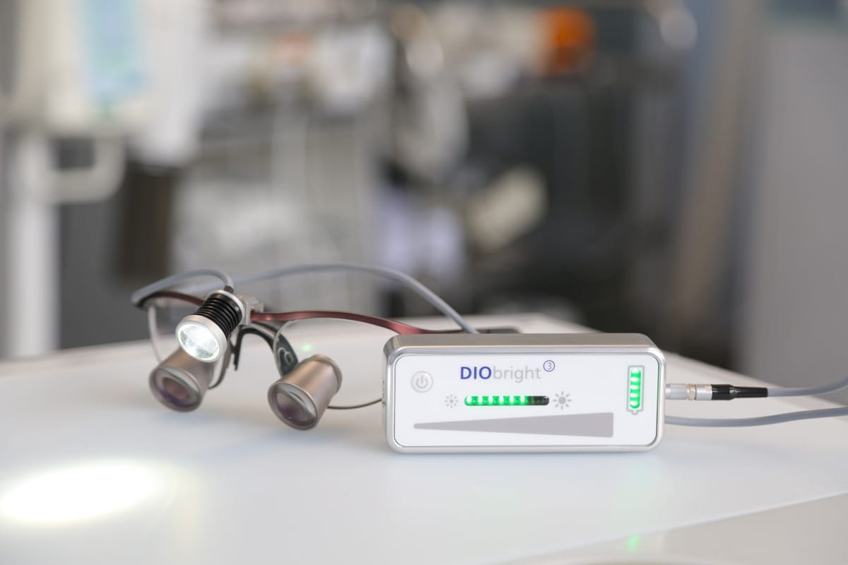 LED-Dentalbeleuchtungen – JADENT GmbH, Loupes and Microscopes