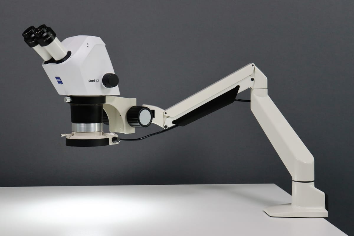 ZEISS Stemi 305 am ZEISS Stativ mit K-Controller – JADENT GmbH, Diagnostik